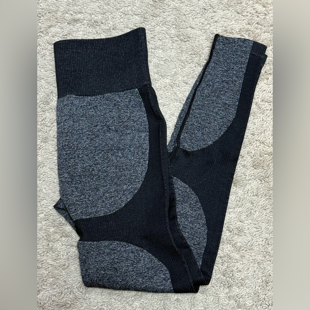 Black and grey leggings size M in EUC!